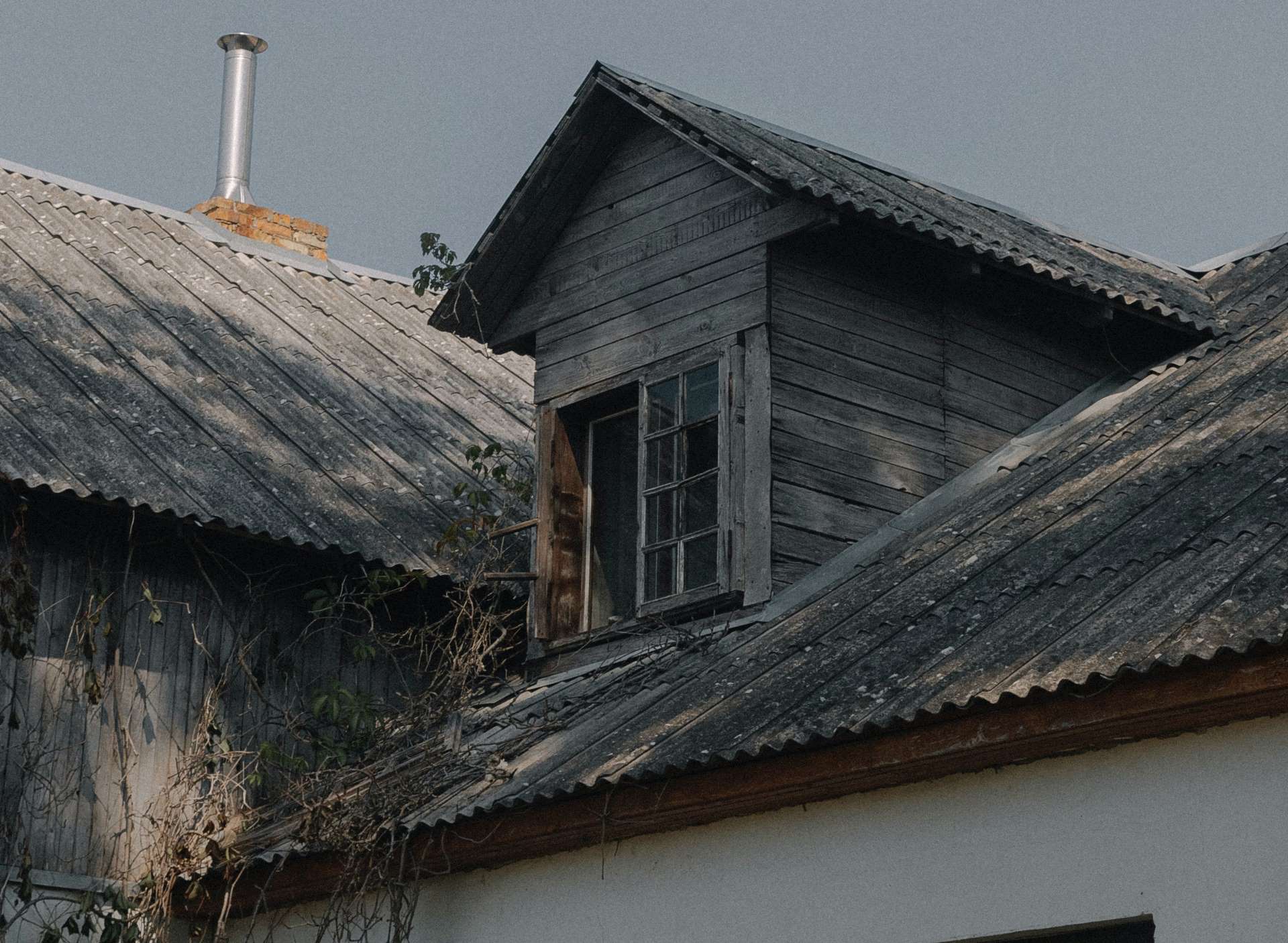 Eternitdach sanieren – Dachsanierung & Entsorgung von Asbest