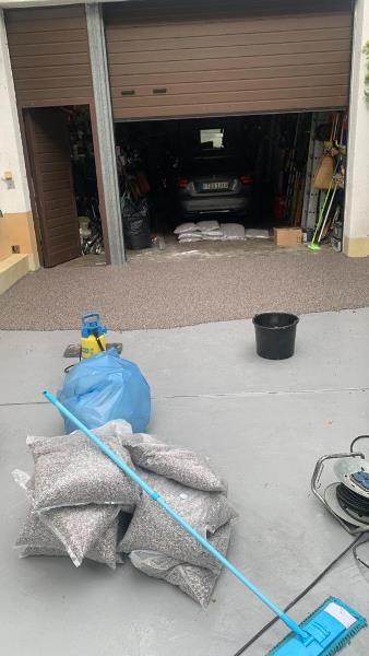 Garage Steinteppich Kiesel auftragen